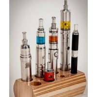 Dampfständer - Slim DaddyLieferumfang: 1x Ständer Slim DaddyZwischen 4 - 6 Akkuträger passen hier perfekt, wahlweise auch zwei Liquids (10ml) oder zwei Verdampfer, sowie zwei Spinner ( oder eGos ) finden hier ihren geeigneten Platz. Ein dekoratives Schmuckstück für Ihre Wohnräume. Die Musterung des Holzes tritt durch die spezielle Bearbeitung (Handschliff) und durch das Anschrägen der Kanten in den Vordergrund..4476Smoke-Shop.ch32,00 CHFsmoke-shop.ch32,00 CHF