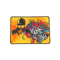Wickelmatte / Mausmatte Vapeart 30cmx21cm Nr. 4Lieferumfang: 1x Wickelmatte / Mausmatte Vape Art 4 30cm x 21cm  Farbe:Gemäss Abbildung : Logo: Vapeart gemäss AbbildungDie Vape Art WIckelmatte besteht aus Neopren und ist sehr wiederstandsfähig! Die Ränder wurden alle mit einer Nähnaht verstärkt. Dank des Materials kann man sie einfach und gründlich waschen. 6771Smoke-Shop.ch6,90 CHFsmoke-shop.ch6,90 CHF