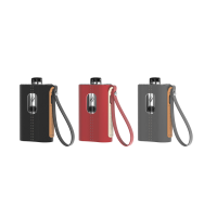 KIT CLOUDFLASK POD 2000MAH 5.5ML ASPIRELieferumfang Cloudflask Kit:1 x Cloudflask Akkuträger (Silber)1 x Ledertülle (Farbe nach Wahl)1 x Cartridge2 x Verdampferkopf1 x O-Ring Set1 x Micro-USB Kabel Mit dem Cloudflask Kit bringt Aspire seine neueste E-Zigarette auf den Markt, die als Pod-System funktioniert.Durch den fest verbauten 2000mAh Akku wird das Kit betrieben und mit einem USB-Kabel Typ-C wieder zügig und effizient geladen. Ein LED-Licht übermittelt zuverlässig wann es Zeit wird einen neuen Ladezyklus zu starten.Die maximale Leistungsausgabe liegt bei netten 50 Watt, dabei wird im ungeregelten Bypass-Mode gearbeitet. Für einen sorgenfreien Gebrauch sind alle gängigen Schutzschaltunen inklusive.Die 5.5ml Cartridge kann benutzerfreundlich von unten mit Liquid versorgt werden. Der Pod wird mit austauschbaren Verdampferköpfen verwendet. Diese 0.25 Ohm Coils  liefern einen ausgezeichneten Geschmack und müssen statt geschraubt lediglich nur gesteckt werden, so dass auch der Coil-Wechsel in Windeseile erledigt werden kann.Die hohe Wertigkeit ist nicht zu übersehen, genau wie das das gelungene elegante Design.  Die Lederhülle wertet das Cloudflask Kit optisch noch einmal auf, zudem schützt es das Gerät vor unschönen  Kratzern, Fingerabdrücken und Schmutz. Die Taschen gibt es in unterschiedlichen Farben, der Cloudflask (92mm x 54mm x 25mm) selber ist im edlem Silber gehalten.9446Aspire26,60 CHFsmoke-shop.ch26,60 CHF