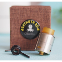 Azathoth RDA Noir Cthulhu 24 mmLieferumfang: 1x Azathoth RDA Noir Cthulhu  24 mm   ein Hex Key   ein 810 ULTEM Drip Tip   ein 510 Drip Tip Adapter   ein Bottom Feed Pin   ein Spare Part Pack ZubehörpacketCthulhu's Azathoth ist ein  24mm dripper aus Edelstahl. It has a deck that integrates two stations with four offset terminals and an adjustable bottom / side airflow device by screwing or unscrewing the top cap.4731CTHULHU MOD - BORO AIO26,70 CHFsmoke-shop.ch26,70 CHF