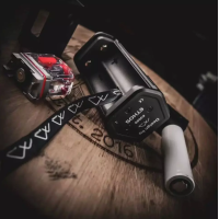 Kit Ethos Boro + Ethos Boro Tank - Across Vape x Dovpo (Boro Box) 2x 18650Der Ethos ist ein Mod mit unglaublicher Leistung, der alle Nutzer von Boro-Tanks zufriedenstellen wird.Arbeitet mit zwei 18650 Batterien (nicht enthalten) und lädt über USB-C.Maximale Leistung von 100 Watt.Phänomenale Kapazität von 7ml.Refill von der Vorderseite des Tanks.Kompatibel mit AVC Coils (0.3, 0.6, 0.8ohm) von Across Vape sowie PnP und GTX Coils.Die Möglichkeit, ein RBA-Deck mit dem Ethos-Tank zu verwenden.Schönes informatives 0,49" OLED-Display.14206DOVPO124,90 CHFsmoke-shop.ch124,90 CHF