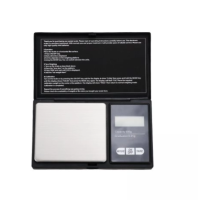Digital-Scale-Cs - Waage - für SelbstmischerLCD-BildschirmWiegebereich: 0,1 Gramm bis 1 Kilogramm.Die Genauigkeit liegt bei 0,1 Gramm. 7 verschiedene Umrechnungseinheiten: (g, oz, tl ,ct , ozt , dwt und gn).Tarafunktion und automatische Abschaltung nach 30 Sekunden, wenn die Waage nicht mehr verwendet wird. Hergestellt aus ABS und rostfreiem Stahl.Einfach zu verwendenEigenschaften:Minimale Messkapazität: 0.1 GrammMaximale Messkapazität: 1kgGenauigkeit: 0.1gBatterie: 2 AAA-Batterien (im Lieferumfang enthalten)Abmessungen: 75 x 130 mm Im Lieferumfang enthalten:1 x Elektronische Universalwaage2 AAA-Batterien (im Lieferumfang enthalten)14356Smoke-Shop.ch9,90 CHFsmoke-shop.ch9,90 CHF
