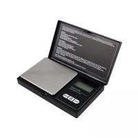 Digital-Scale-Cs - Waage - für SelbstmischerLCD-BildschirmWiegebereich: 0,1 Gramm bis 1 Kilogramm.Die Genauigkeit liegt bei 0,1 Gramm. 7 verschiedene Umrechnungseinheiten: (g, oz, tl ,ct , ozt , dwt und gn).Tarafunktion und automatische Abschaltung nach 30 Sekunden, wenn die Waage nicht mehr verwendet wird. Hergestellt aus ABS und rostfreiem Stahl.Einfach zu verwendenEigenschaften:Minimale Messkapazität: 0.1 GrammMaximale Messkapazität: 1kgGenauigkeit: 0.1gBatterie: 2 AAA-Batterien (im Lieferumfang enthalten)Abmessungen: 75 x 130 mm Im Lieferumfang enthalten:1 x Elektronische Universalwaage2 AAA-Batterien (im Lieferumfang enthalten)14356Smoke-Shop.ch9,90 CHFsmoke-shop.ch9,90 CHF