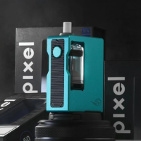 Kit - Pixel AIO - Vaperz Cloud - vers. Farben - Boro ModPack Pixel AIO - Vaperz Cloud - vers. Farben Hier ist die neueste AIO von Vaperz Cloud, die Pixel!Eingebaute 3000mAh Batterie, die schnell (3A) über USB-C lädt.Einstellbare Leistung von 5 bis 60 Watt maximal.Shift Boro V1.5 Dual-Fill-Tank (vorne oder Seite).Einstellbarer Luftstrom, der ein RDL- bis DTL-Erlebnis ermöglicht.2 Modi der Nutzung: Variable Wattzahl und Temperaturregelung (SS, Ni, Ti).Kompatibel mit allen Boro-Tanks.Kompatibel mit allen VC TECH, TMD, PnP und GTX Serie Spulen.Lieferumfang:1 x Mod Pixel AIO1 x Tank Shift Boro V1.51 x VC TECH 0.4ohm Spule (vorinstalliert)1 x VC TECH 0.8ohm Heizspirale1 x Hybrid-Tropfspitze1 x USB-C KabelEigenschaftenAbmessungen: 26x47x64.5mmAkku-Typ : 3000mAh (integriert)Betriebsarten: Variable Wattzahl / TemperaturregelungLeistungsbereich : 5-60W16051Vaperz Cloud118,90 CHFsmoke-shop.ch118,90 CHF